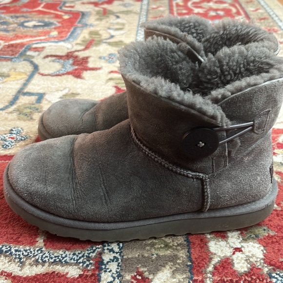 Gray Uggs size 7 Mini Bailey button - Picture 3 of 6